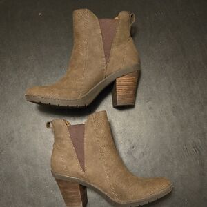 Elegant Taupe Heeled Boots